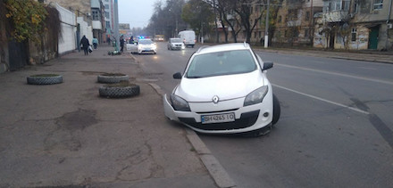 Свежие новости: В Одессе легковушка снесла две урны и повредила рекламную конструкцию