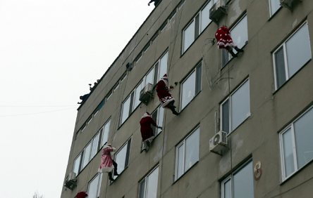 Свежие новости: ВИДЕО: В окна пациентов Николаевской областной детской больницы постучались «летающие» Деды Морозы
