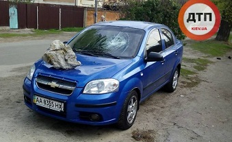 Свежие новости: В Киеве на автомобиль прилетел 