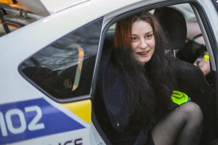 Свежие новости: ВИДЕО: В столице мужчина избивал свою жену прямо на улице и стрелял в прохожих