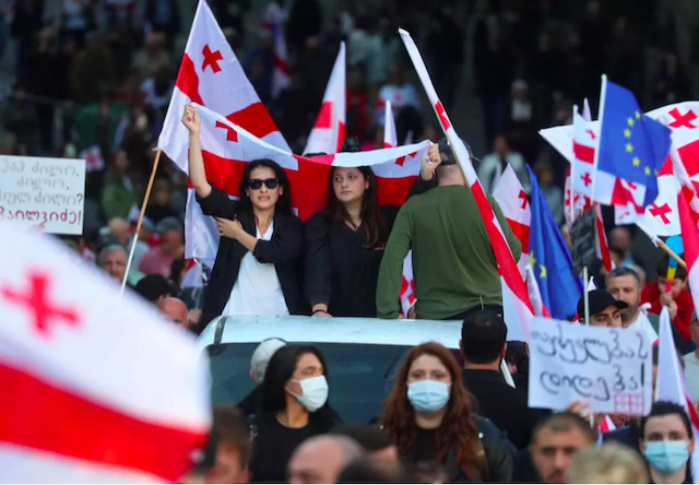 Свежие новости: Тисячі протестувальників штурмують центр Тбілісі
