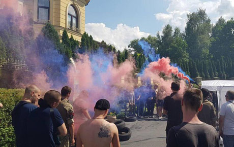 Свежие новости: У дома Гладковских жгут файера