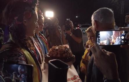 Свежие новости: Жена израильского премьер-министра бросила на землю хлеб-соль, которую ей предложили в киевском аэропорту