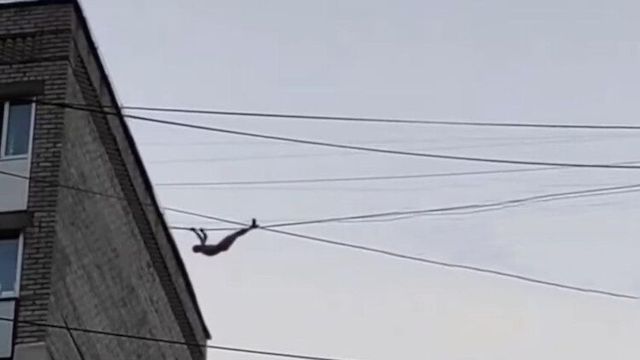 Фото новости: В Николаеве посреди белого дня голый мужчина перебрался с одной многоэтажки к другой по проводу Свежие новости: В Николаеве посреди белого дня голый мужчина перебрался с одной многоэтажки к другой по проводу