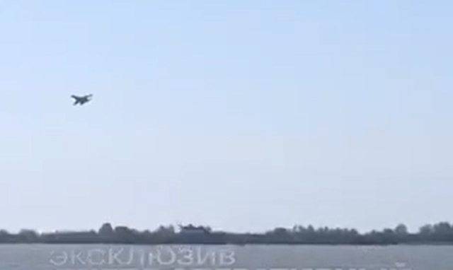 Свежие новости: Опубликовано видео воздушного боя между российским истребителем и вертолетом над Змеиным