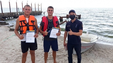 Свежие новости: В Очакове детей, которые плавали на матрасе, чуть не унесло в море