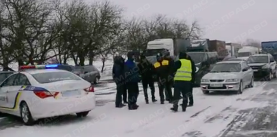 Фото новости: Трасса «Николаев-Одесса» снова перекрыта (видео) Свежие новости: Трасса «Николаев-Одесса» снова перекрыта (видео)