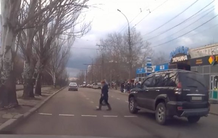 Свежие новости: ВИДЕО: Николаевский водитель показал, как пешеходы едва не устроили массовое ДТП