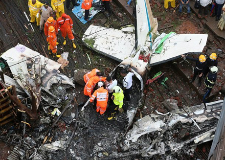 Свежие новости: В Индии самолет упал на стройку: шестеро погибших