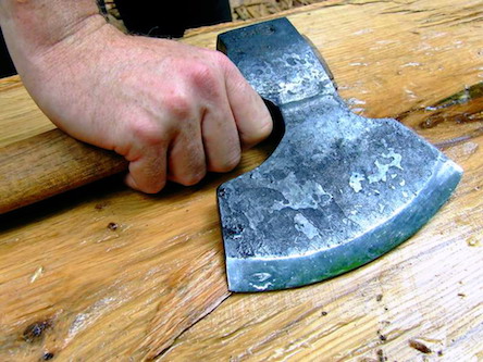 Свежие новости: Пьяный мужчина убил топором женщину и спрятал ее тело на балконе