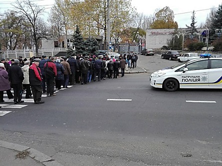Свежие новости: В Николаеве заводчане перекрыли дорогу перед Варваровским мостом