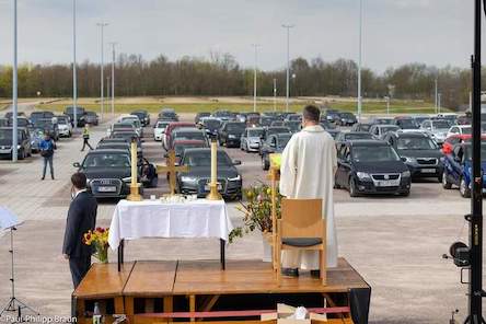 Свежие новости: В Германии церковную службу перенесли из церкви на автопарковку