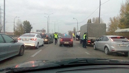 Свежие новости: На въезде в Киев полиция ищет взрывчатку в автомобилях