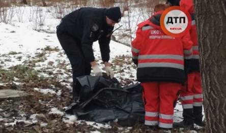Свежие новости: ВИДЕО: Смертельное ЧП в Киеве: в 15 м от дороги найден труп мужчины