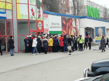 Фото новости: В Николаеве толпа выломала дверь в погоне за новым завозом в секонд-хенде Свежие новости: В Николаеве толпа выломала дверь в погоне за новым завозом в секонд-хенде