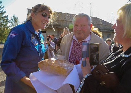 Свежие новости: ФОТО: Американская астронавтка приехала на историческую родину отца в село на Львовщине