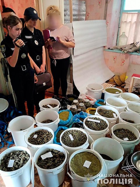 Фото новости: Полиция при обыске у жителя Нового Буга обнаружила наркотиков на ₴8 миллионов Свежие новости: Полиция при обыске у жителя Нового Буга обнаружила наркотиков на ₴8 миллионов