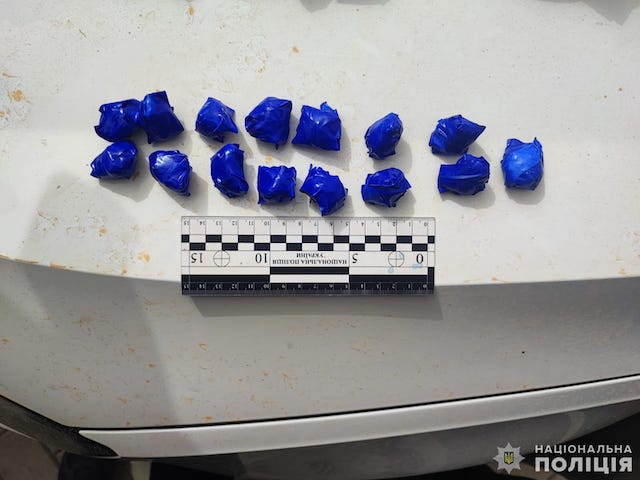 Свежие новости: у Миколаєві затримали молодика із 20 пакетиками наркотиків у кишенях