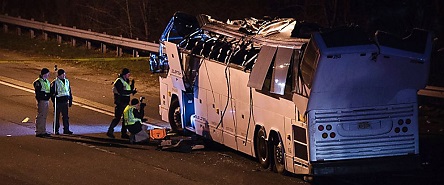 Свежие новости: ВИДЕО: В США автобус, перевозивший школьников врезался в пролет эстакады: более 40 пострадавших