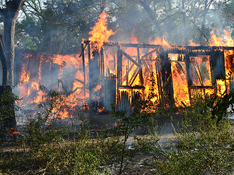 Свежие новости: В Варваровке горели деревянные домики на территории бывшей турбазы