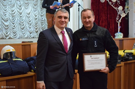 Свежие новости: Александр Сенкевич передал николаевским спасателям специальное оборудование