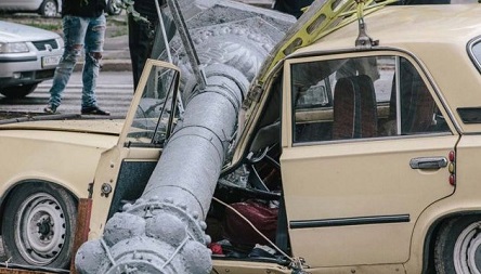 Свежие новости: ВИДЕО: В Киеве на автомобиль рухнул столб