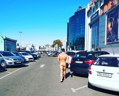 Свежие новости: В Одессе по парковке гулял обнаженный мужчина