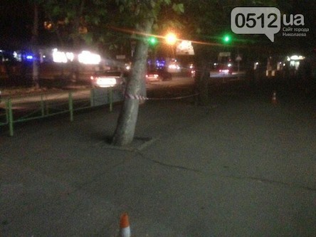 Свежие новости: В центре Николаева горит фонарный столб