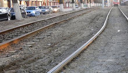 Свежие новости: В Киеве человек упал на остановке трамвая