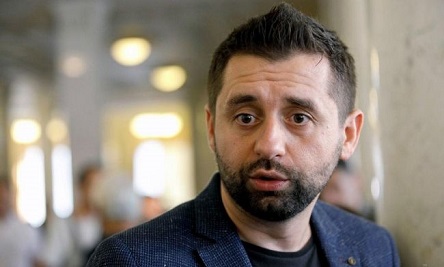 Фото новости: Арахамия рассказал, что его юристу в Николаеве бродячие собаки разодрали штаны Свежие новости: Арахамия рассказал, что его юристу в Николаеве бродячие собаки разодрали штаны