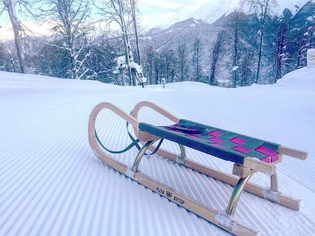 Свежие новости: 15-летний парень, катаясь на санках, влетел в бетонный забор: подросток скончался в больнице