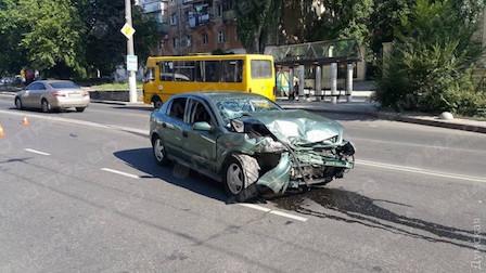 Свежие новости: ВИДЕО: В Одессе водитель устроил ДТП и скрылся на маршрутке