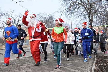 Свежие новости: В первый день нового года «мечтательные» николаевцы в шапочках Санты устроили забег на 2019 метров