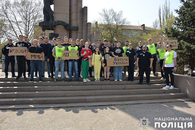 Свежие новости: В Миколаєві поліція та підлітки замалювали вуличну рекламу наркотиків