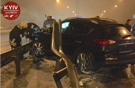 Свежие новости: Под Киевом водитель Infiniti после экстренного торможения врезался в отбойник