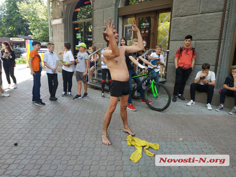Свежие новости: На главной улице Николаева голый гражданин веселил выпускников танцами