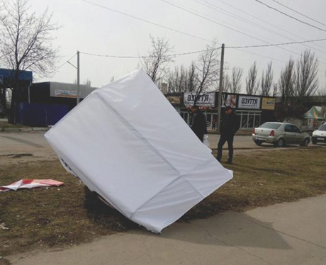 Свежие новости: В Первомайске пьяные молодчики побили волонтера и повредили агитпалатку