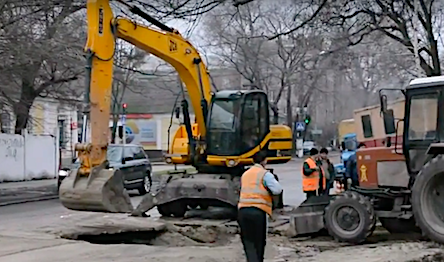 Свежие новости: В центре Николаева провалился асфальт
