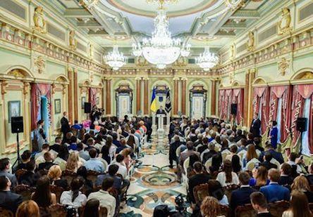 Свежие новости: Президент нагородив орденом княгині Ольги лікаря Первомайської ЦРЛ