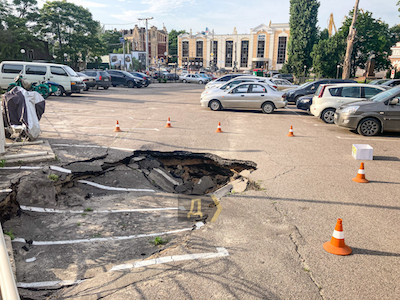 Свежие новости: В Одессе на парковке у здания образовался мегапровал