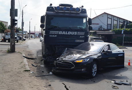 Свежие новости: В Николаеве легковушка и грузовик врезались в электрокар