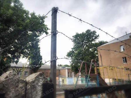 Свежие новости: В Николаеве школьный двор гимназии №2 обнесли колючей проволокой