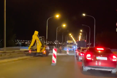 Свежие новости: На Варваровском мосту, несмотря на обещание службы автодорог, продолжили ремонтные работы