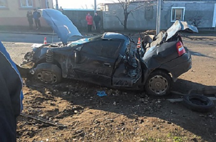 Свежие новости: ФОТО: В Вознесенске «Opel» после столкновения со столбом превратился в груду металла