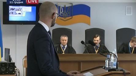 Свежие новости: ОНЛАЙН-ТРАНСЛЯЦИЯ: Яценюк прибыл в суд по Януковичу