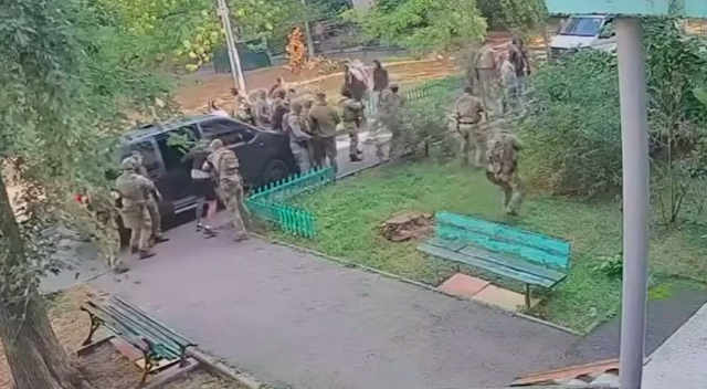Свежие новости: З'явилось відео перестрілки між СБУ та ГУР у Києві