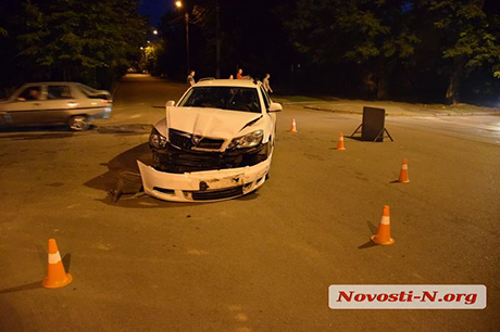 Свежие новости: В центре Николаева «Шкода» перевернула «Мицубиси»