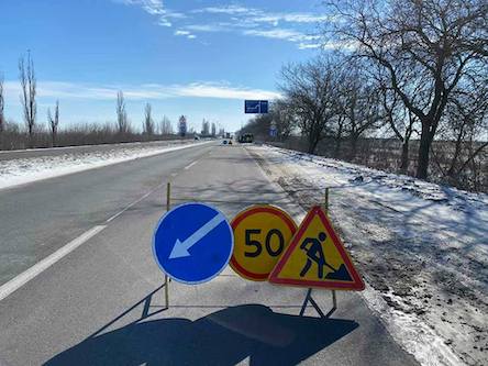 Свежие новости: Дорожники ликвидируют ямы на трассе Н-24 Благовещенское-Николаев