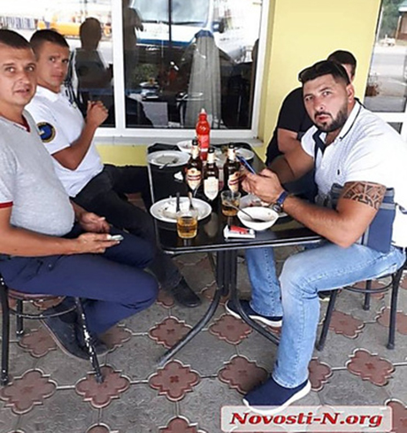 Фото новости: Вместо работы в Вознесенске сотрудников «Укртрансбезопасности» заметили в рабочее время с пивом в кафе Свежие новости: Вместо работы в Вознесенске сотрудников «Укртрансбезопасности» заметили в рабочее время с пивом в кафе