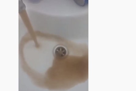 Свежие новости: В Первомайске из кранов течет коричневая жижа по 37 гривен за куб. ВИДЕО